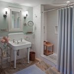 Cornice nel bagno, installata tra le pareti