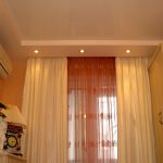 La cornice è ricavata in una nicchia speciale nel soffitto
