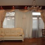Cornice classica in legno con illuminazione