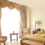 Classico tessuto lambrequin per una camera da letto luminosa