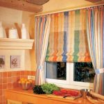 Combinazione di tende a righe romane e classiche in cucina