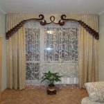 Lambrequin beige combinato con riccioli castani