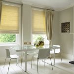 Un set di tende romane e classiche per una sala da pranzo accogliente