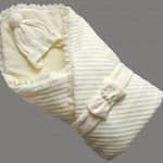 Bellissima coperta di pelliccia per un bambino in inverno