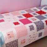 Bellissima coperta-copriletto per la camera da letto di una ragazza