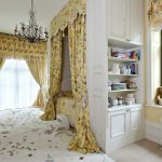 Bellissimi mantelli di due tipi per una cameretta per bambini con più finestre