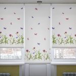 Bellissime tende a rullo con graziosi fiori e farfalle