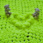 Bellissima coperta verde chiaro realizzata con pompon con orsetti
