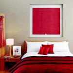 Tende a rullo rosse per camera da letto con decorazioni rosse