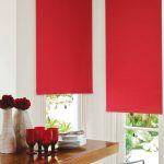 Tende a rullo rosse: un accento luminoso per la cucina