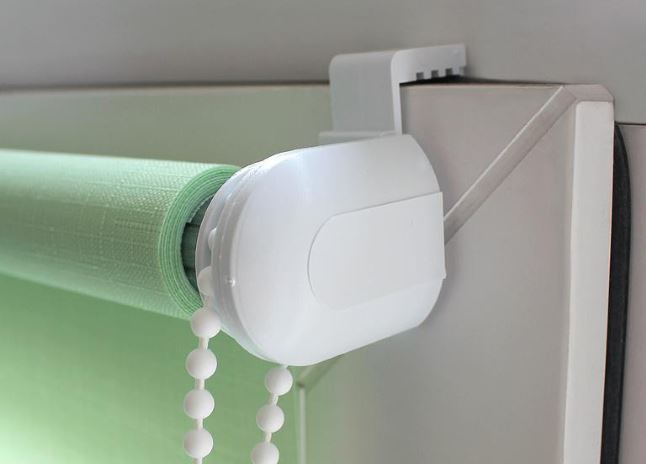 Montaggio di una tenda a rullo su una staffa di plastica