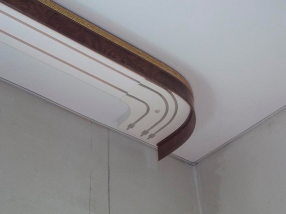 Fissaggio dell'asta della tenda