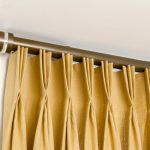 Cornice tubolare rotonda sotto il soffitto