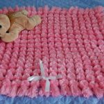 Coperta quadrata con pompon rosa