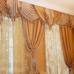 Il lambrequin con le nappe sembra bello e insolito