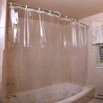Bastone per tende in ottone con tenda trasparente