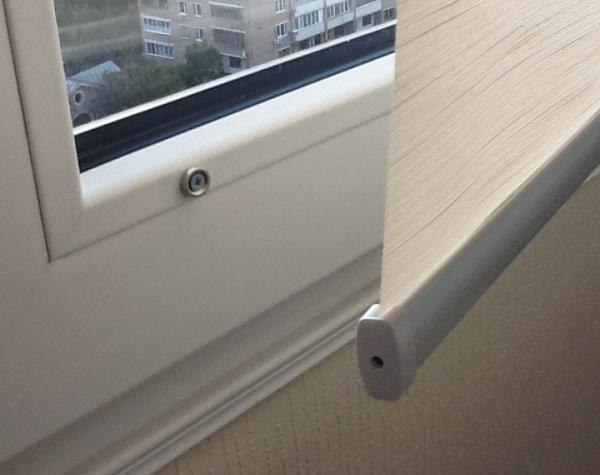 Supporto magnetico per telaio per tende a rullo