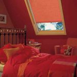 Stanza rossa nella soffitta di una casa di campagna