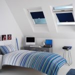 Copriletto a righe sul letto di un bambino