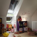 Stanza giochi per un bambino nella soffitta della casa