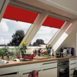 Cucina lineare nella mansarda di una casa di campagna