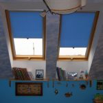 Tende blu su finestre di legno
