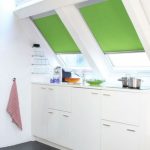 Tende verdi in una cucina estiva