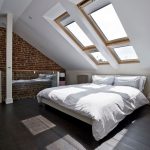 Ampie finestre sul soffitto della camera da letto