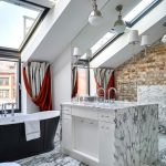 Isola della cucina nella soffitta di una casa privata