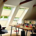 Tavolo in legno su gambe sottili