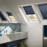 Progettazione del bagno con finestre a abbaino