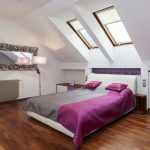 Copriletto bicolore su un letto in una camera da letto