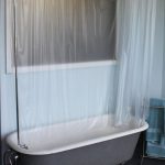 Asta di metallo per tenda da doccia intorno al bagno
