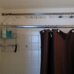 Bastone per tenda in metallo per bagno, installato in un distanziatore