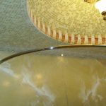 Bastone per tenda in metallo dalla forma irregolare per bagno con mosaico