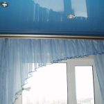Cornice metallica fissata a un controsoffitto