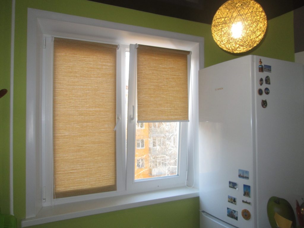 Mini tenda a rullo all'interno della cucina