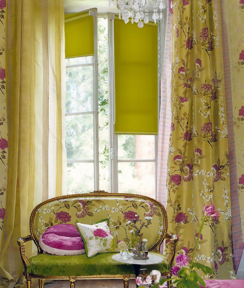 Decorare una finestra del soggiorno con minirolls in verde Escar