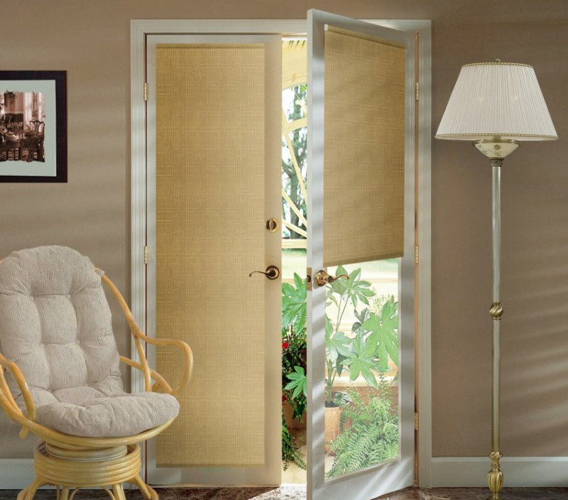 Portefinestre con mini-rulli turchi in tonalità beige