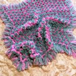 Coperta soffice e soffice con pompon in grigio e rosa