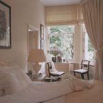 Le tende alla romana sono perfette per una finestra angolare in camera da letto