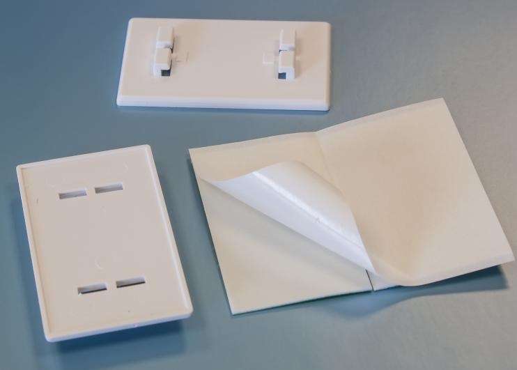 Applicazione del nastro biadesivo al supporto della tenda avvolgibile
