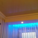Struttura di tensione con nicchia illuminata aggiuntiva per tende