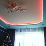 Un soffitto teso con tende nascoste sembra impressionante