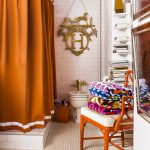 Un'asta insolita per un bagno luminoso