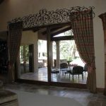 Cornice insolita decorata con elementi forgiati