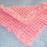 Copertina rosa morbida con pompon per neonato
