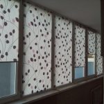 Delicate tende a rullo con lepetskami per una finestra del balcone