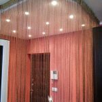 Le tende a filo possono essere fissate a una cornice flessibile del soffitto