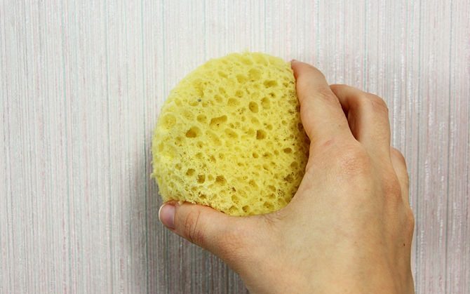 Čiščenje blaga rolo zavese z vlažno gobo